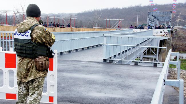 Военный у восстановленного пешеходного моста через реку Северный Донец у КПП Станица Луганская