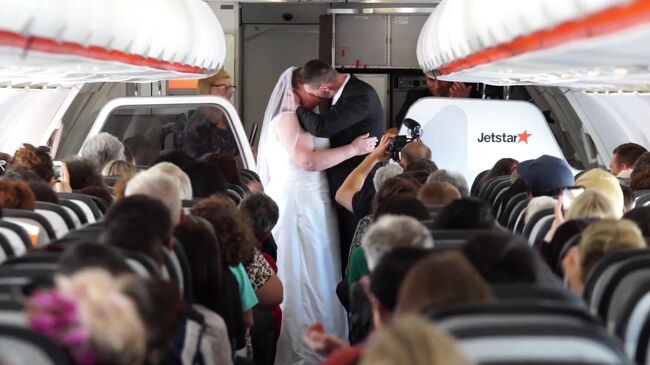 Свадьба на борту самолета авиакомпании Jetstar Australia. Стоп-кадр видео