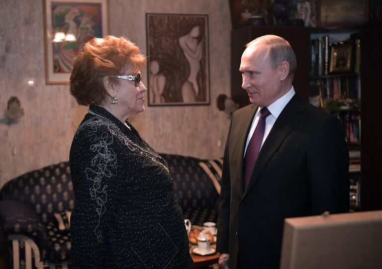 15 декабря 2018. Президент РФ Владимир Путин и президент Санкт-Петербургского государственного университета Людмила Вербицкая во время встречи.