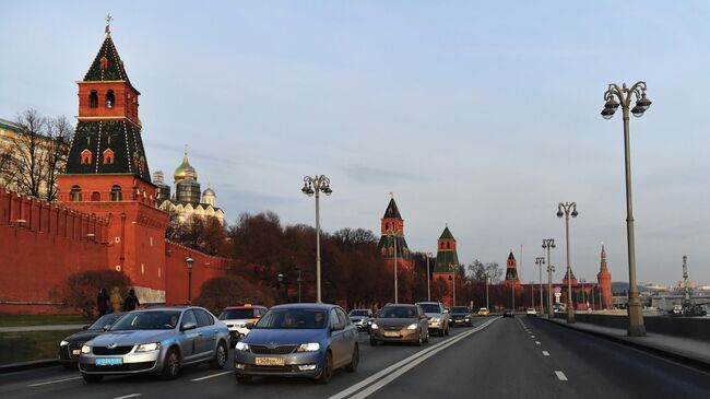 Кремлевская набережная в Москве