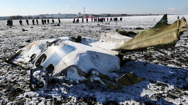 На месте крушения пассажирского самолета Boeing-737-800 в аэропорту Ростова-на-Дону