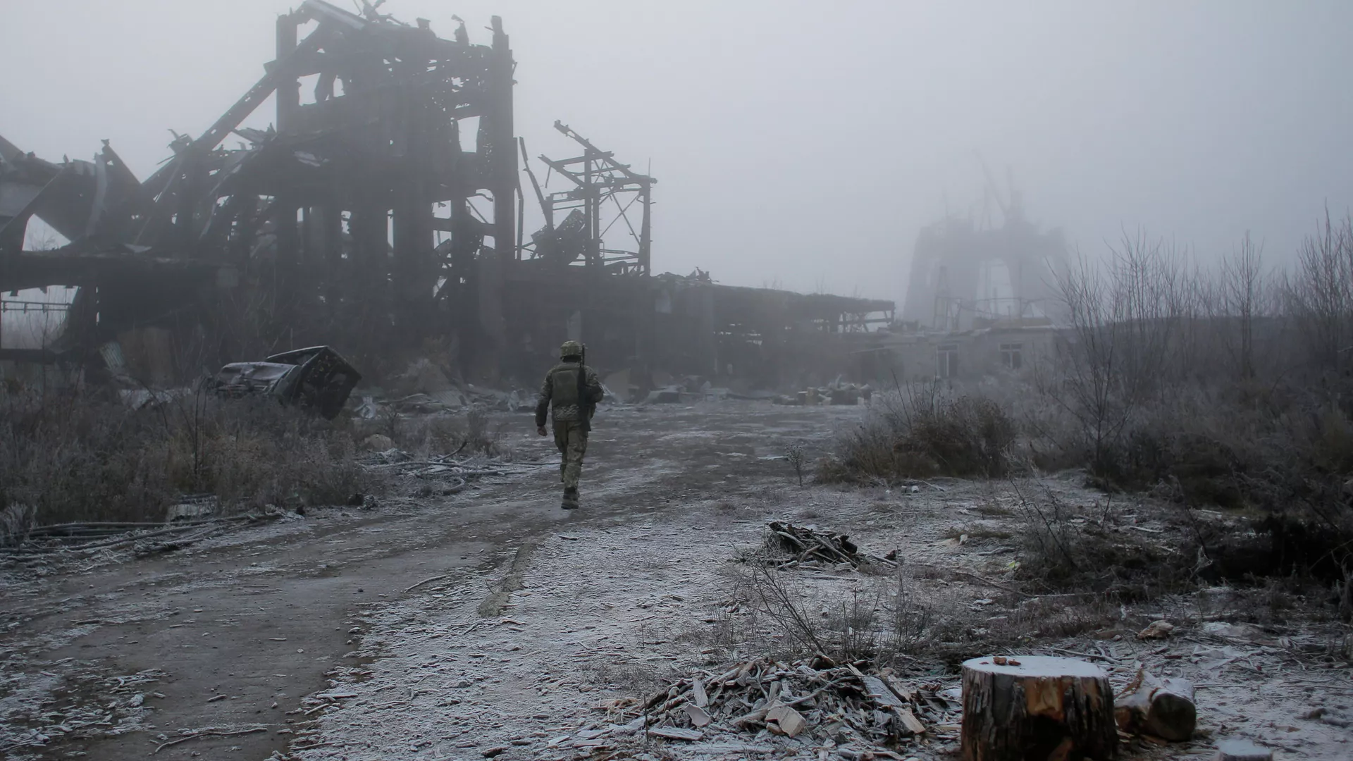 Военнослужащий ВСУ рядом с линией соприкосновения в ДНР Военнослужащий ВСУ рядом с линией соприкосновения в ДНР - РИА Новости, 1920, 17.02.2022