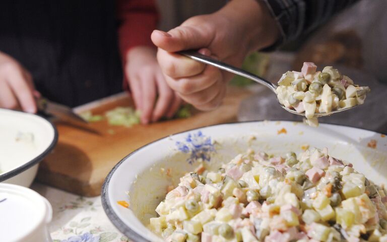  Приготовление салата Оливье