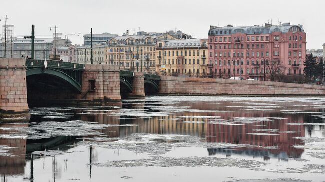 Вид на Биржевой мост и Петроградскую сторону