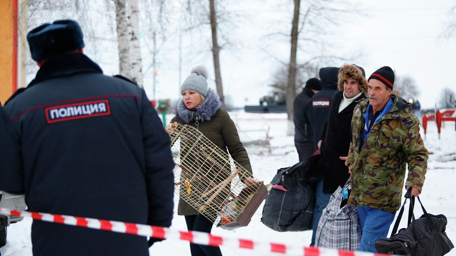 Полицейский на месте обстрела населенного пункта в Белгородской области. Архивное фото - РИА Новости, 1920, 24.12.2022