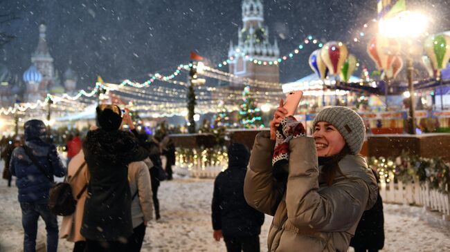 Прохожие на Красной площади в Москве