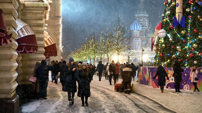 Прохожие на Красной площади в Москве