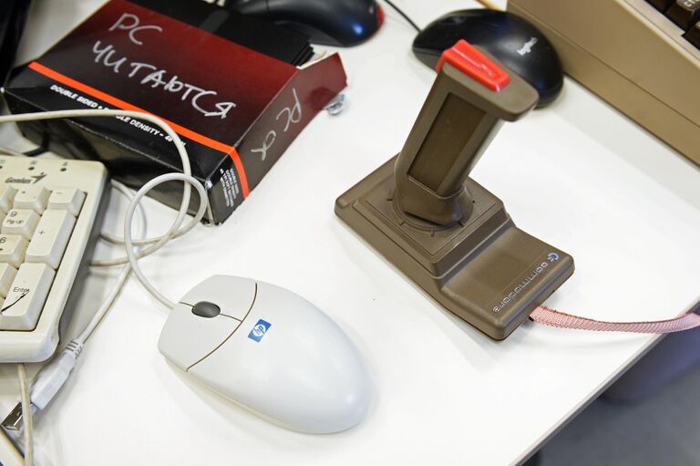 Манипуляторы типа джойстик и мышь в музее Яндекса в Москве. В музее представлены ретро-модели компьютеров.