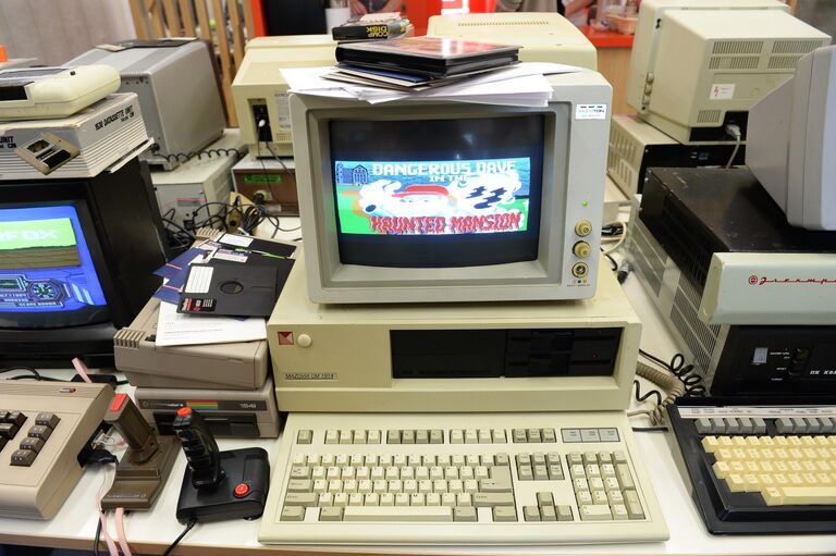 Польский компьютер Mazovia 1016 и манипуляторы типа джойстик в музее Яндекса в Москве.