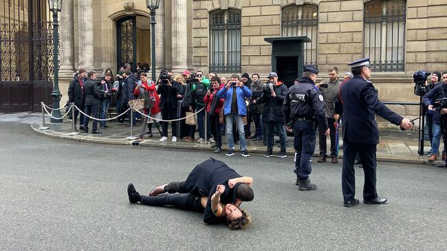 Акция Femen перед Елисейским дворцом в Париже. 9 декабря 2019