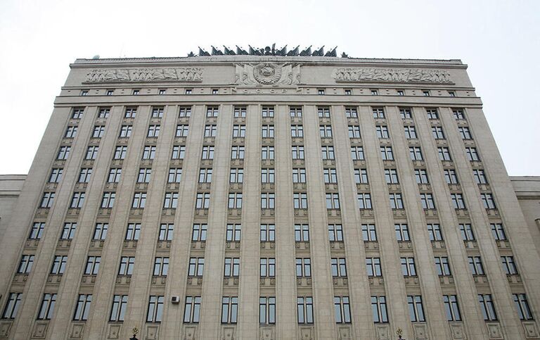 Здание Главного штаба Сухопутных войск на Фрунзенской набережной в Москве, арх. Л.В.Руднев, 1939 г.