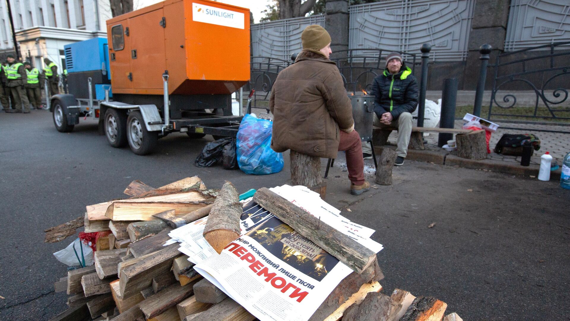 Участники акции протеста греются у открытого огня возле здания администрации президента Украины в Киеве - РИА Новости, 1920, 05.09.2021