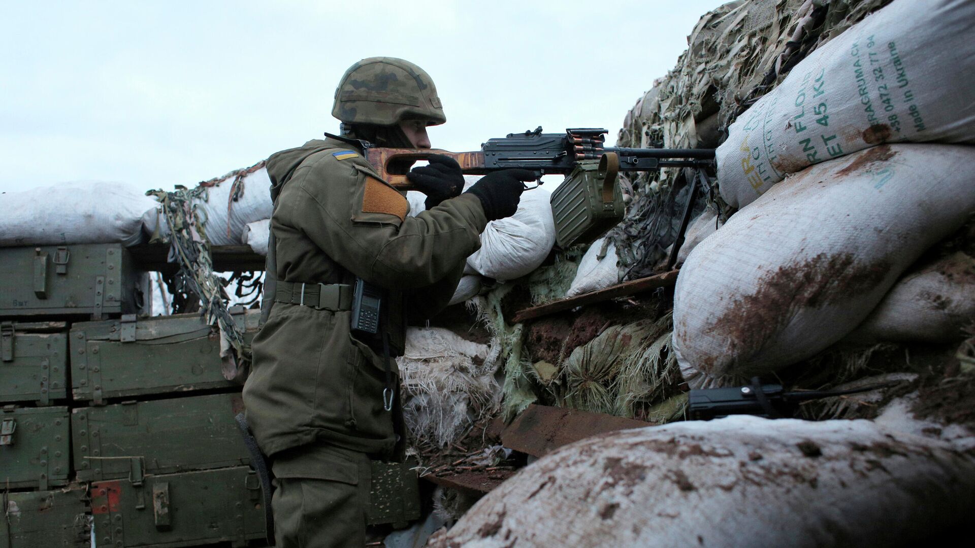 Украинский военный на боевой позиции в Донецкой области - РИА Новости, 1920, 16.12.2020