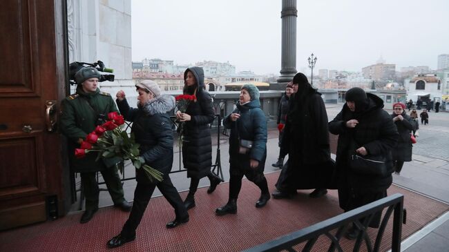 Люди заходят в храм Христа Спасителя, чтобы проститься с бывшим мэром Москвы Юрием Лужковым