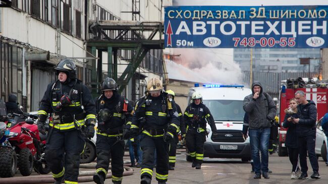 Сотрудники противопожарной службы