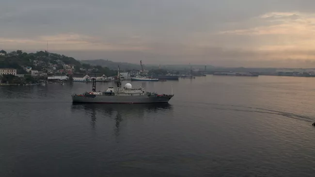 Российский военный корабль Виктор Леонов