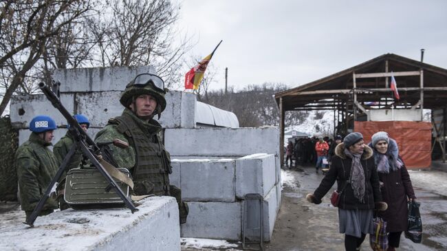 Военнослужащий ЛНР и наблюдатели ОБСЕ на КПП