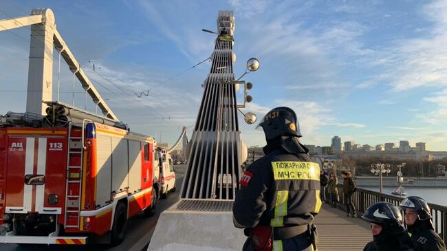 Сотрудники МЧС снимают с опоры Крымского моста мужчину