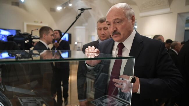 Президент Белоруссии Александр Лукашенко во время осмотра историко-документальной выставки после неформальной встречи лидеров государств Содружества Независимых Государств в Санкт-Петербурге