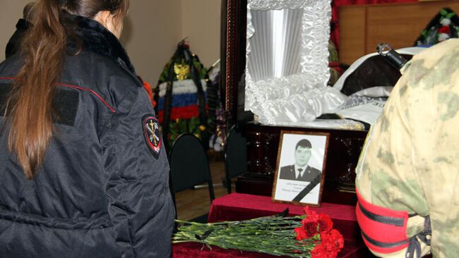 Церемония прощания с погибшим при исполнении служебных обязанностей сотрудником полиции в Саратове