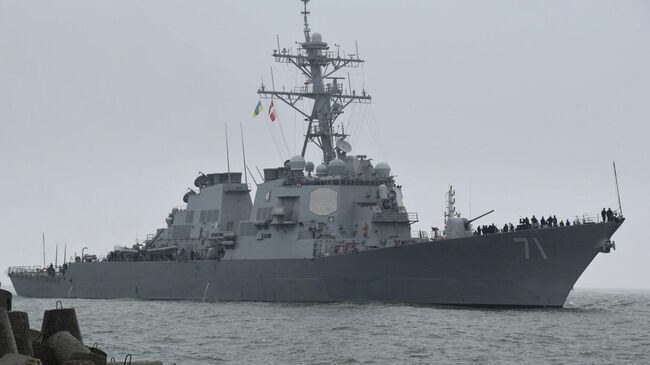 Американский ракетный эсминец USS Ross в порту Одессы