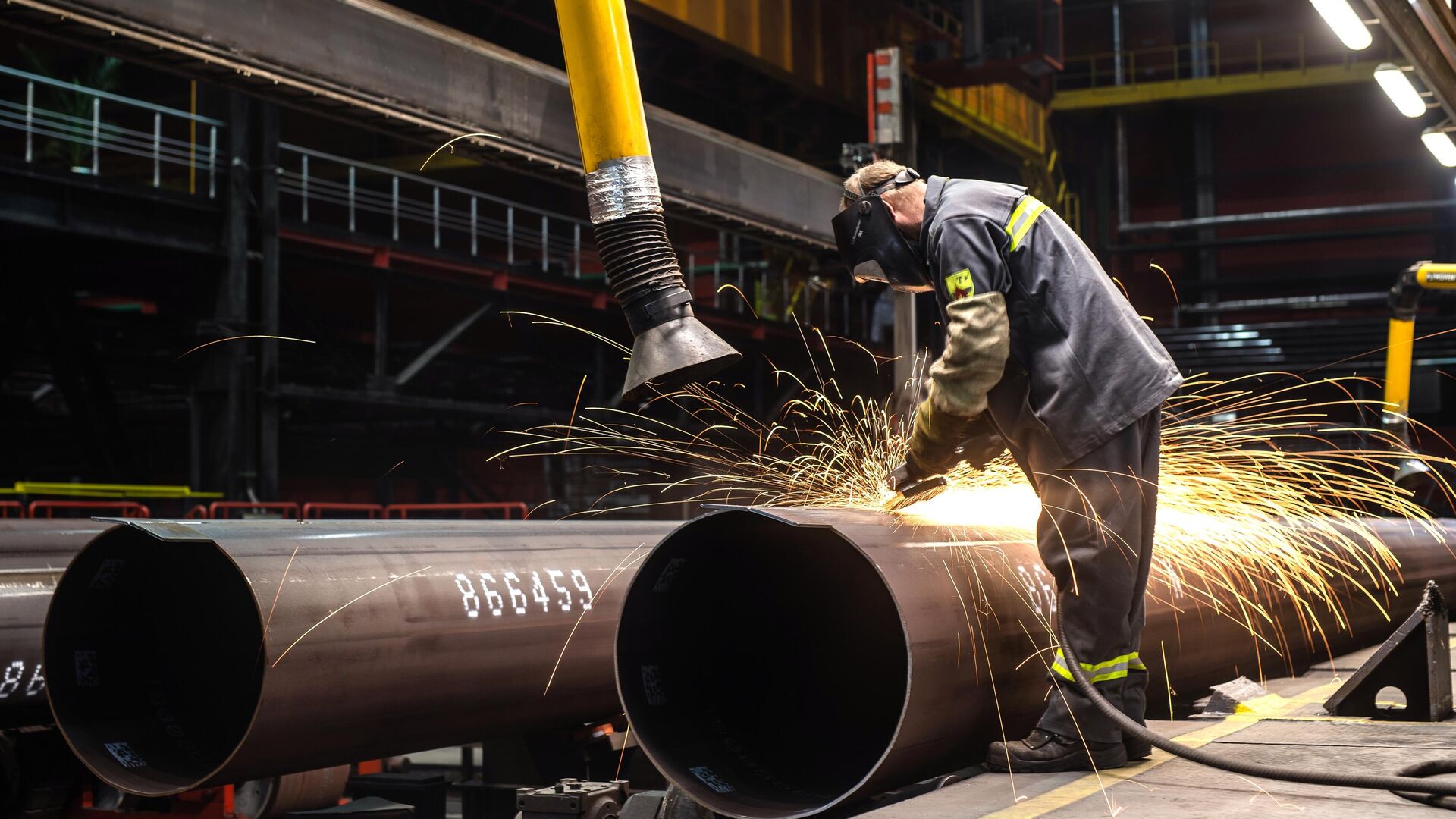Сотрудник Челябинского трубопрокатного завода в цехе Высота 239 - РИА Новости, 1920, 18.03.2026