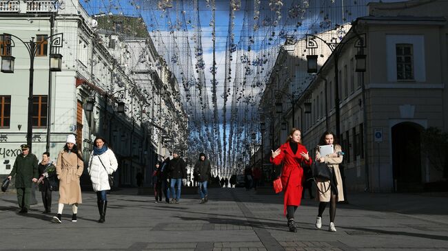 Прохожие в Камергерском переулке в Москве