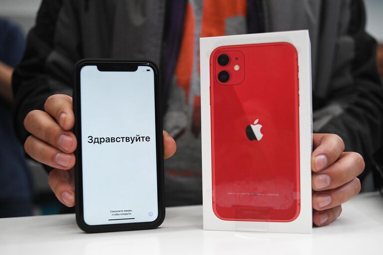 Новый смартфон компании Apple в руках покупателя в магазине re:Store в Москве