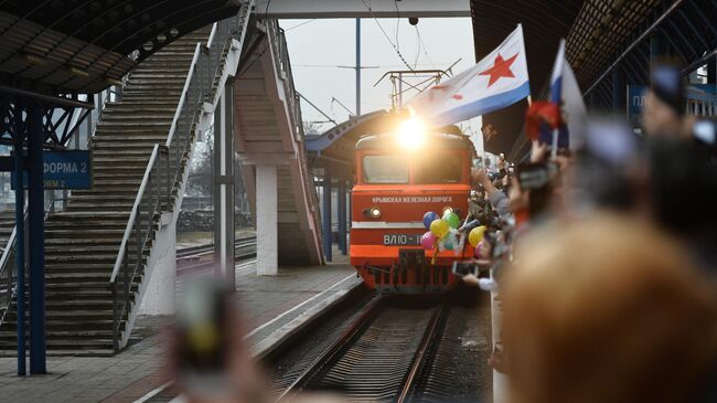 Поезд Таврия, следующий по маршруту Санкт-Петербург - Севастополь, пребывает на вокзал Севастополя