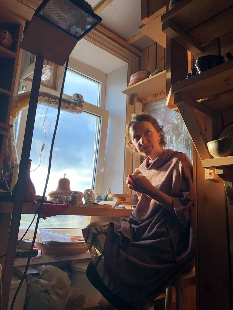 Варвара, художник-керамист в мастерской 