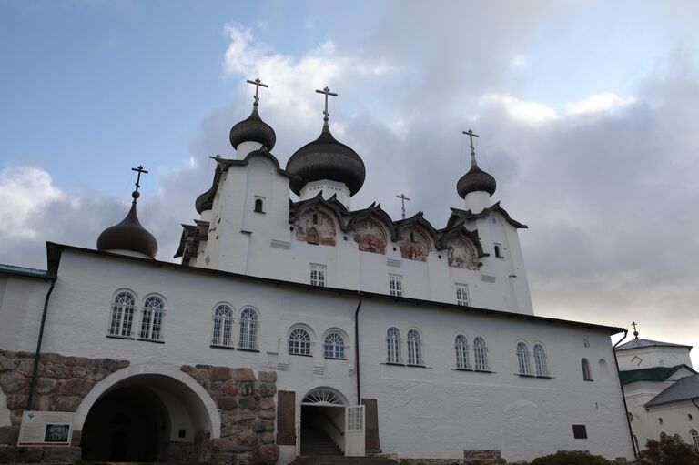 Вид на монастырь со стороны поселка Соловецкий