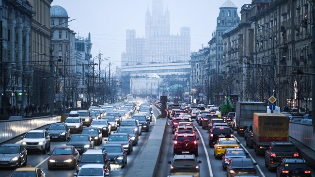 Автомобили на Садовом кольце в Москве