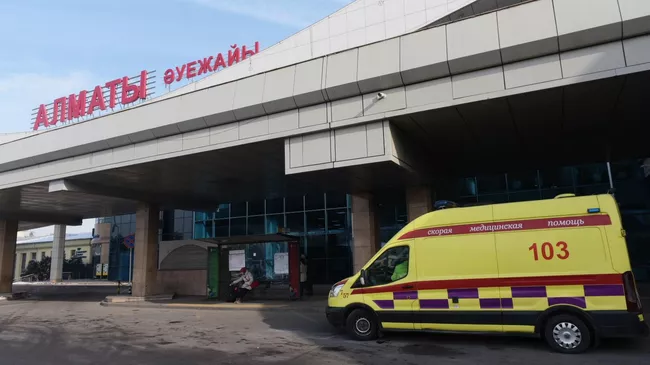Автомобиль скорой помощи у здания аэропорта Алматы