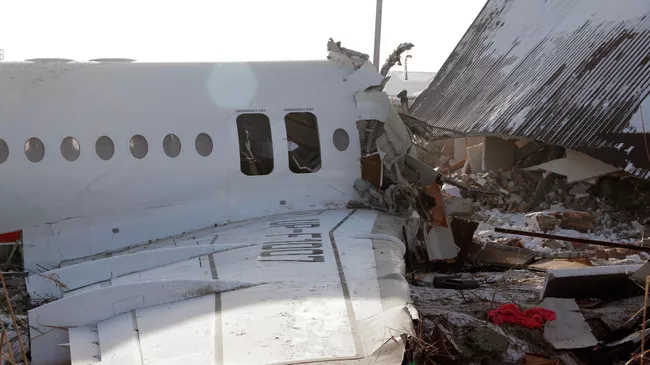 Место крушения самолета Fokker 100 казахстанской авиакомпании Bek Air, следовавшего рейсом Алма-Ата Нур-Султан