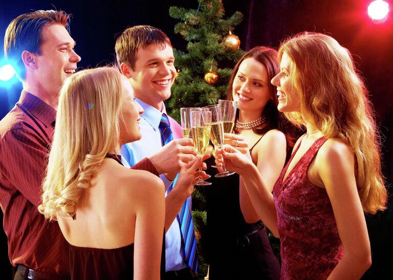 Компания друзей отмечает Новый год