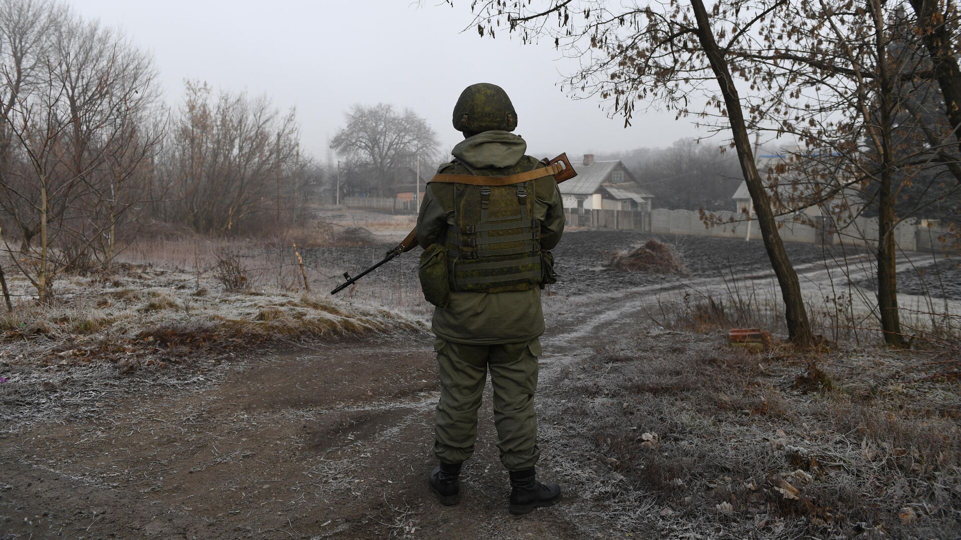 Военнослужащий армии ДНР на КПП на окраине города Горловка в Донецкой области - РИА Новости, 1920, 14.03.2021