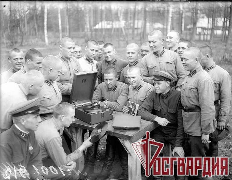 Фотография, обнаруженная во время реконструкции одного из зданий Отдельной дивизии оперативного назначения имени Ф.Э. Дзержинского войск национальной гвардии России Фотография, обнаруженная во время реконструкции одного из зданий Отдельной дивизии оперативного назначения имени Ф.Э. Дзержинского войск национальной гвардии России