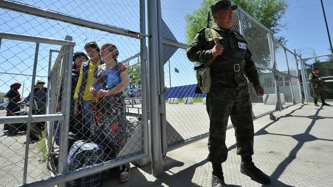 Пограничник на КПП границы Киргизии и Узбекистана