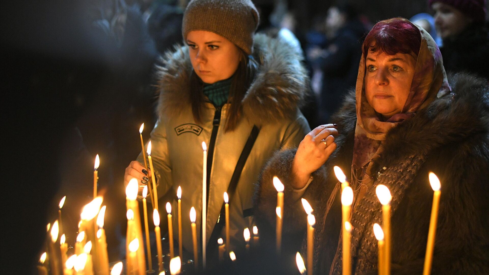 Верующие в храме Христа Спасителя в Москве перед началом Рождественского богослужения - РИА Новости, 1920, 06.01.2021