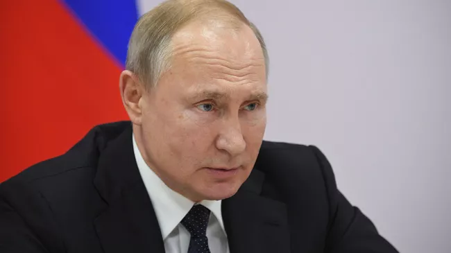 Президент РФ Владимир Путин проводит совещание об итогах научно-практической конференции Российский Военно-Морской флот в XXI веке во время посещения Черноморского высшего военно-морского училища имени П. С. Нахимова в Севастополе