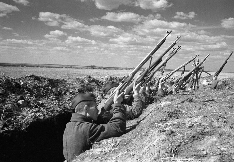 Советские воины ведут огонь из винтовок по вражескому самолету. Курская дуга