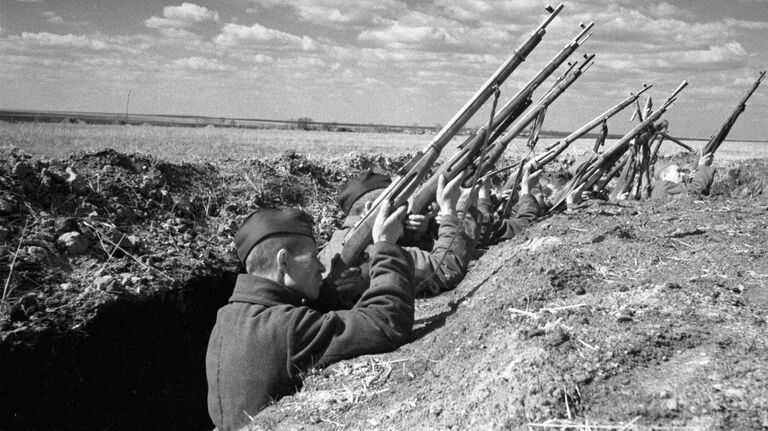 Советские воины ведут огонь из винтовок по вражескому самолету. Курская дуга