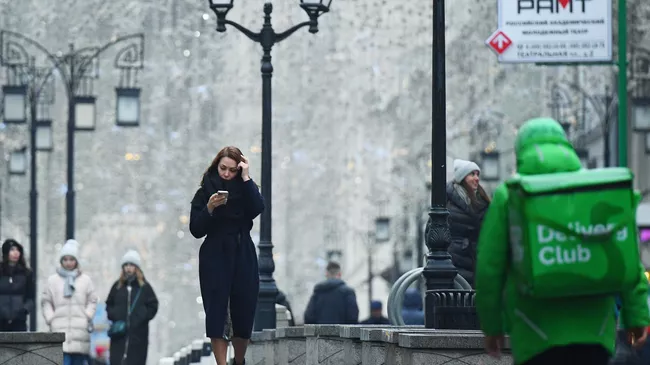 Прохожие на Никольской улице в Москве