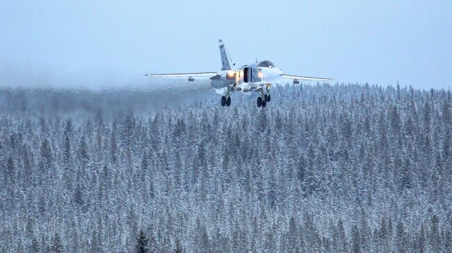 Самолет Су-24 во время учебно-тренировочных полетов в Мурманской области