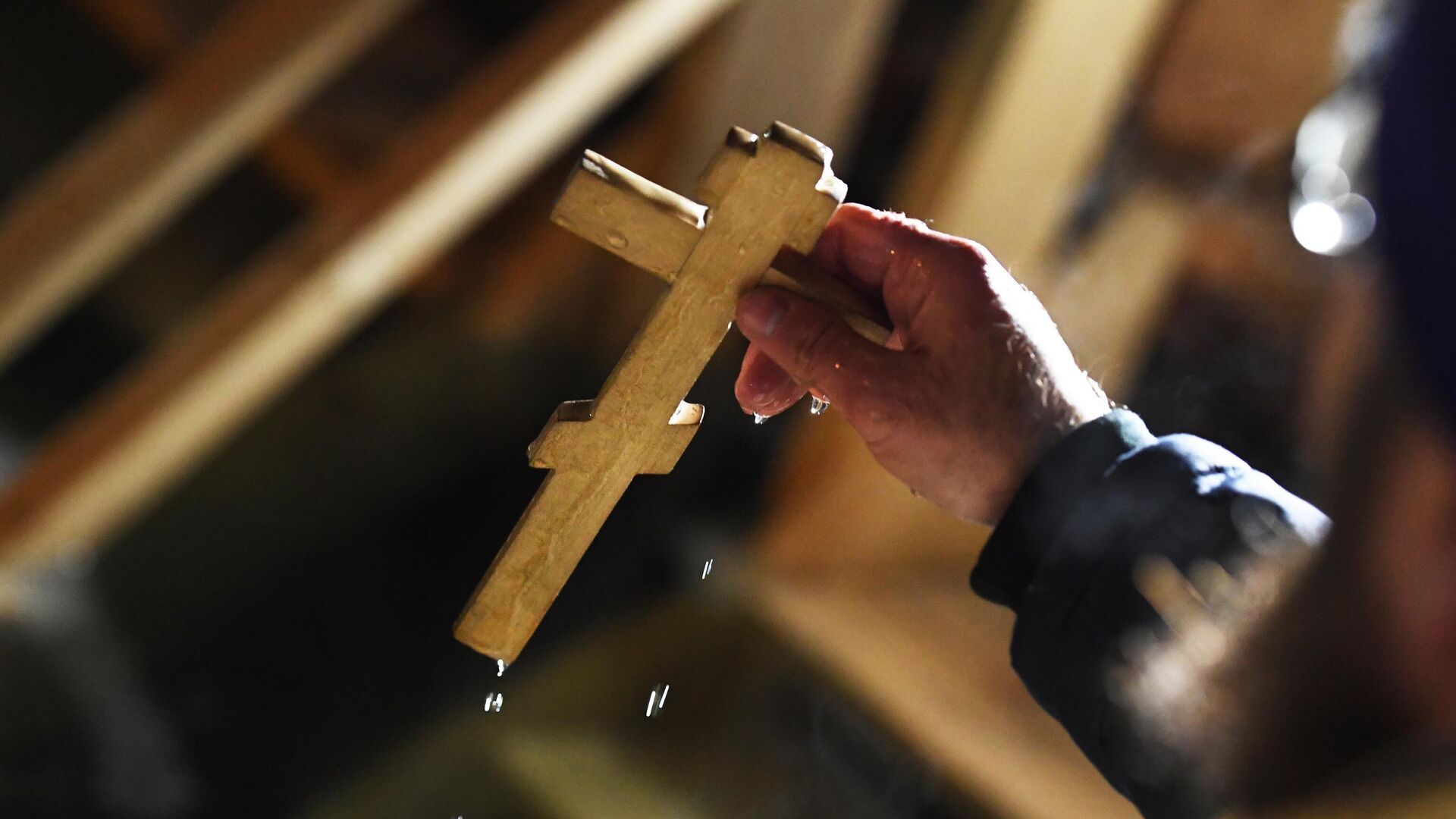 Священнослужитель совершает обряд освящения воды в праздник Крещения во Владивостоке - РИА Новости, 1920, 19.11.2025