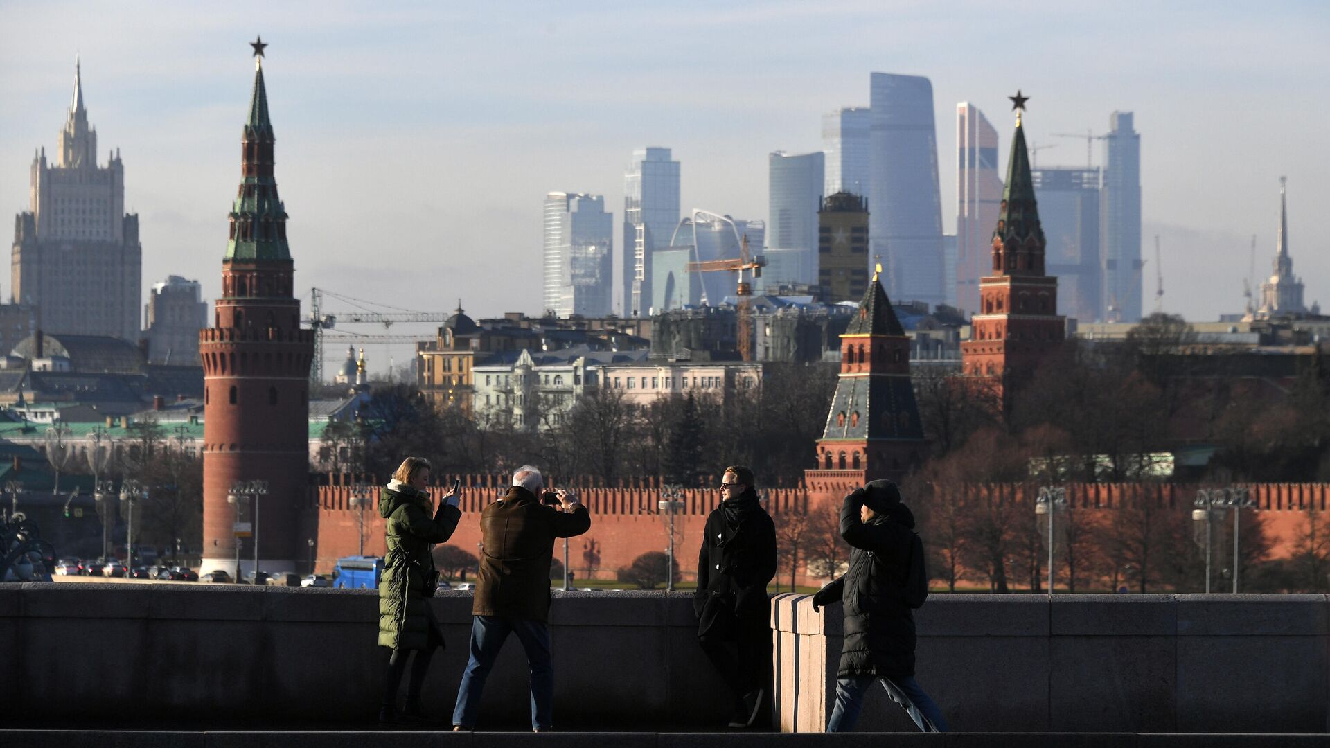 Прохожие фотографируются на Большом Москворецком мосту в Москве - РИА Новости, 1920, 11.01.2021