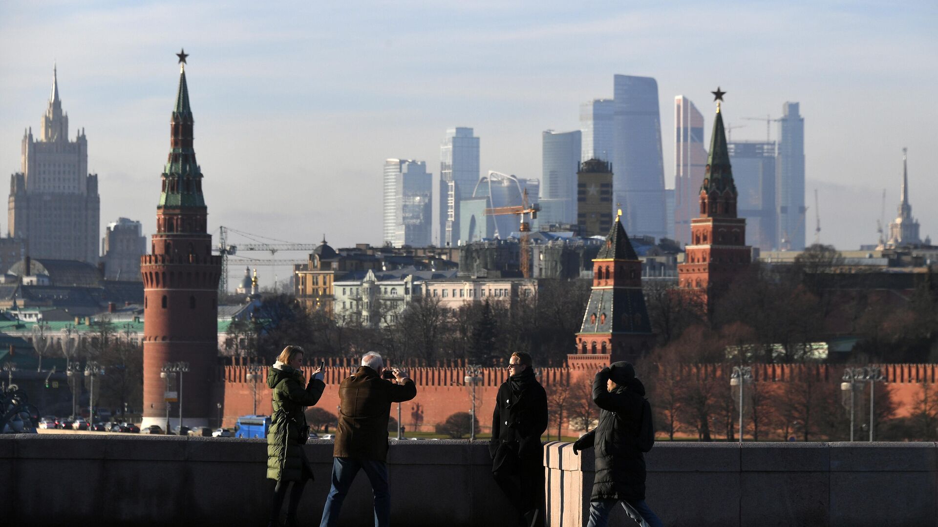 Прохожие фотографируются на Большом Москворецком мосту в Москве - РИА Новости, 1920, 11.01.2021