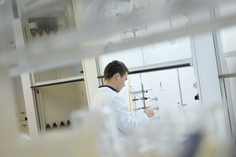 В лаборатории органического синтеза в химико-фармацевтическом центре УрФУ, где разработали препарат Триазавирин