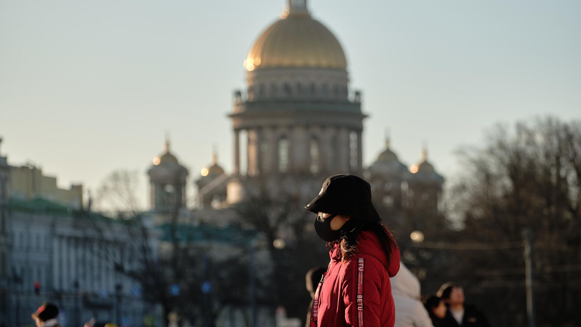 Китайская туристка на Дворцовой площади в Санкт-Петербурге - РИА Новости, 1920, 18.05.2023