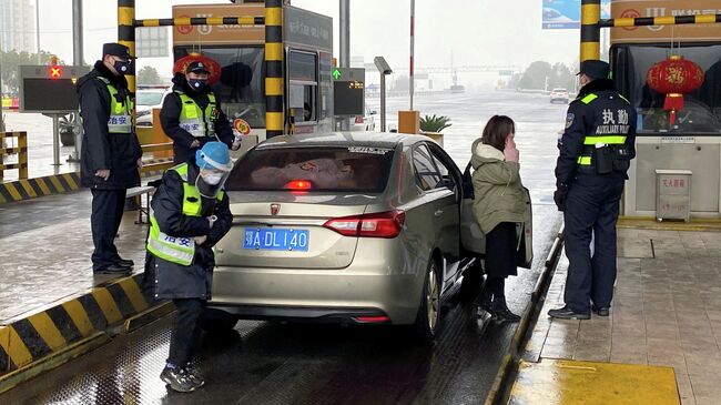 Проверка автомобиля на автомагистрали в районе города Ухань, провинция Хубэй